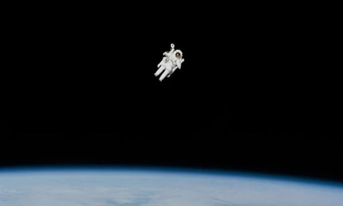 Bức ảnh chụp phi hành gia Bruce McCandless II bay lơ lửng không dây buộc bên ngoài tàu Challenger. (Ảnh: NASA).