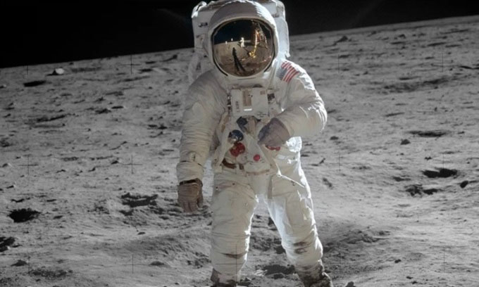 Neil Armstrong rất yêu thích bộ đồ không gian của Playtex. (.Ảnh: NASA)