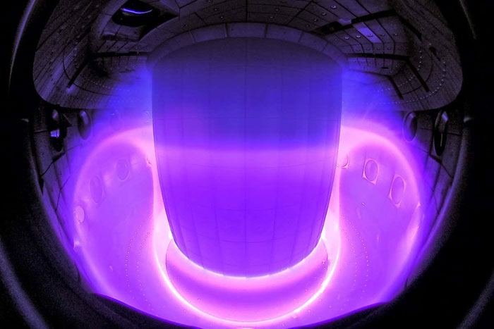 Tokamak là một thiết bị sử dụng từ trường cực mạnh để giữ plasma nóng trong một vật hình xuyến. Tokamak là một trong số các loại thiết bị giam cầm từ tính đang được người ta nghiên cứu nhằm sản xuất năng lượng nhờ phản ứng nhiệt hạch có kiểm soát