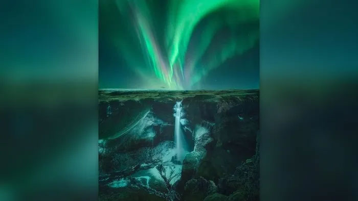 Ảnh Mạch nước phun ánh sáng xanh này được chụp bởi Luis Cajete trên thác Haifoss của Iceland.