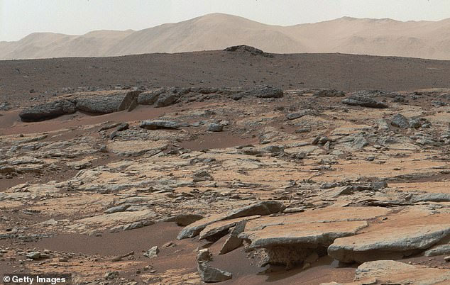 Tàu thăm dò Curiosity có thể giải phóng khí methane khi nó làm nứt bề mặt đất đá của miệng núi lửa Gale. (Ảnh: Getty Images).