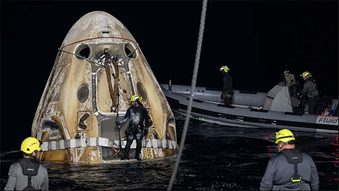 Các nhóm hỗ trợ làm việc xung quanh tàu vũ trụ SpaceX Dragon Endurance ngay sau khi nó hạ cánh cùng với các phi hành gia trên tàu ở Vịnh Mexico ngoài khơi bờ biển Tampa. (Ảnh: NASA/Keegan Barber)