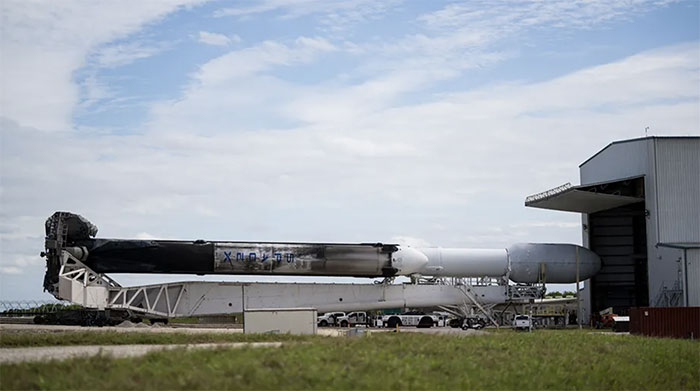 Một tên lửa SpaceX Falcon Heavy với tàu vũ trụ Psyche được nhìn thấy khi phóng ra khỏi cơ sở tại Launch Complex 39A, chuẩn bị tiếp tục cho sứ mệnh Psyche. Tàu vũ trụ Psyche của NASA sẽ du hành đến một tiểu hành tinh giàu kim loại cùng tên quay quanh Mặt trời giữa Sao Hỏa và Sao Mộc để nghiên cứu thành phần của nó. (Ảnh: NASA/Aubrey Gemignani)