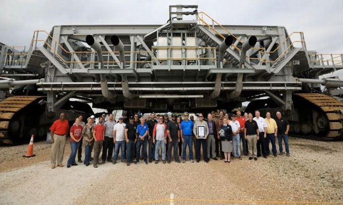 Ảnh Các nhân viên NASA kỷ niệm kỷ lục của cỗ xe bánh xích Crawler-Transporter 2. (Ảnh: NASA).