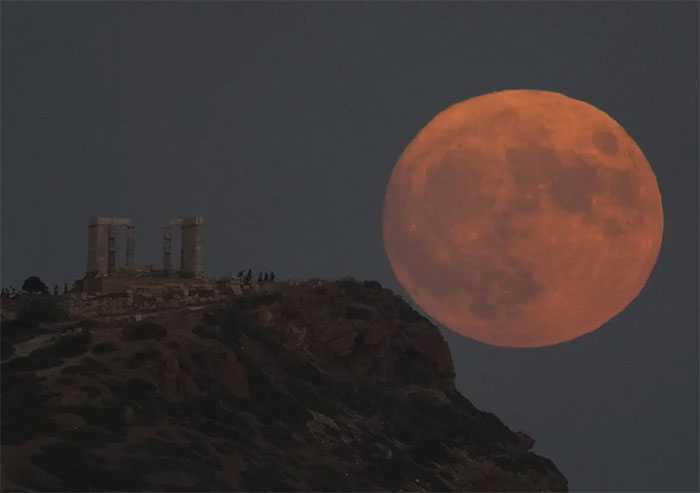 Ảnh Siêu trăng phía sau ngôi đền cổ Poseidon ở Cape Sounion, cách Athens, Hy Lạp khoảng 70 km về phía nam