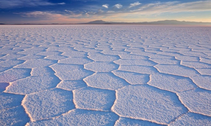 Họa tiết tổ ong trên bề mặt cánh đồng muối Salar de Uyuni. (Ảnh: iStock).