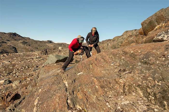 Các nhà địa chất học đang khoan đá cổ ở Tây Greenland để tìm kiếm bằng chứng về từ quyển cổ xưa nhất của Trái đất - (Ảnh: MIT NEWS).