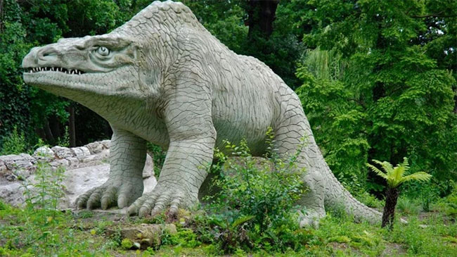 Mô hình khủng long Megalosaurus trong Công viên Crystal Palace ở London được dựng năm 1854. Các nhà cổ sinh vật học thời đó tin rằng sinh vật thời tiền sử này đi bằng bốn chân. (Nguồn: Alamy Stock Photo).