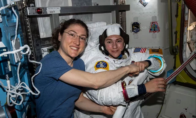 Các phi hành gia Christina Koch (trái) và Jessica Meir của Mỹ. (Ảnh: NASA).