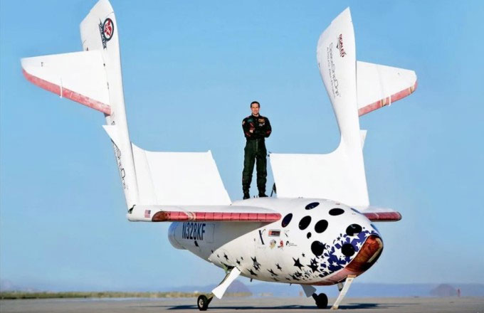 Phi công Brian Binnie đứng bên trên chiếc SpaceShipOne năm 2004. (Ảnh: X Prize)