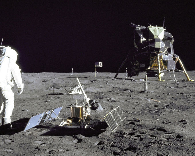 Phi hành gia Buzz Aldrin xem xét đất Mặt trăng, phía xa bên phải là module Eagle của tàu Apollo 11. (Ảnh: NASA).