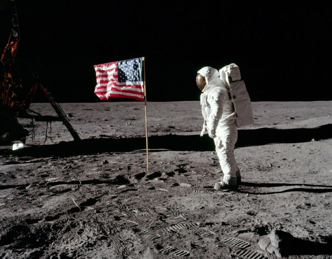 Phi hành gia Buzz Aldrin đứng cùng lá cờ Mỹ trên Mặt trăng trong nhiệm vụ Apollo 11 vào tháng 7/1969. (Ảnh: NASA)