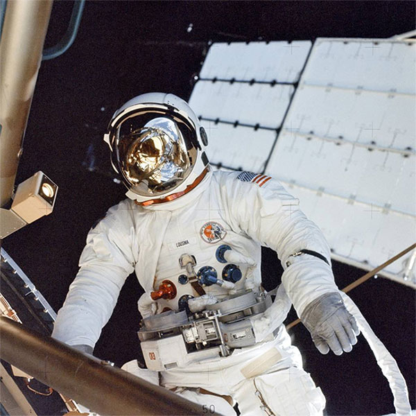 Phi hành gia Jack Lousma thực hiện nhiệm vụ ngoài không gian trên Skylab. (Ảnh: NASA).