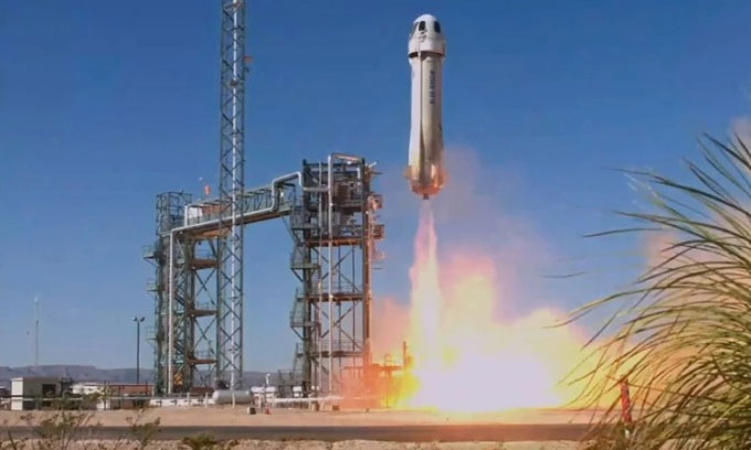 Tên lửa New Shepard chở 6 hành khách lên rìa vũ trụ. (Ảnh: Blue Origin).