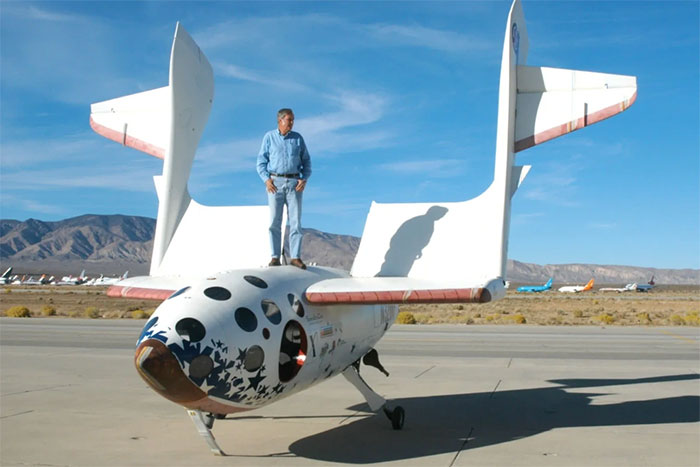 Nhà thiết kế máy bay người Mỹ Burt Rutan và con tàu SpaceShipOne. (Ảnh: Getty).