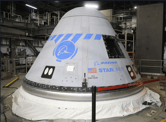 Tàu vũ trụ CST-100 Starliner tại Trung tâm vũ trụ Kennedy ở Cape Canaveral, Florida, Mỹ. (Ảnh: AFP/TTXVN)