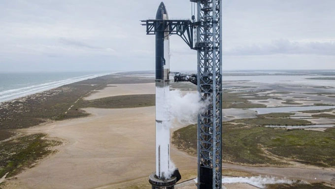 Ảnh Tàu vũ trụ của SpaceX trong cuộc thử nghiệm tiếp nhiên liệu mang tính bước ngoặt diễn ra vào ngày 23/1 (Ảnh: SpaceX).