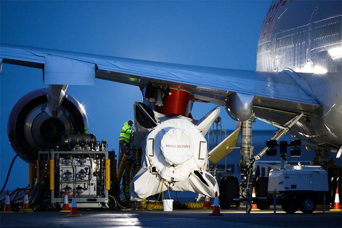 Ảnh Vương quốc Anh lần đầu tiên phóng tên lửa LauncherOne của Virgin Orbit ở Newquay. (Ảnh: Reuters).