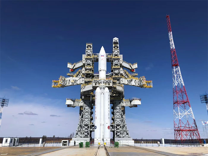 Tên lửa Angara-A5 trên bệ phóng tại Sân bay vũ trụ Vostochny. (Ảnh: Roscosmos).