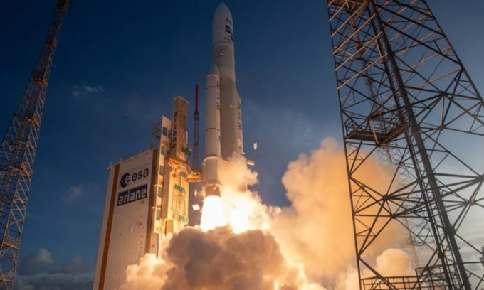 Tên lửa Ariane 5 phóng từ vùng Guiana thuộc Pháp chỉ cách xích đạo 500km. (Ảnh: ESA).