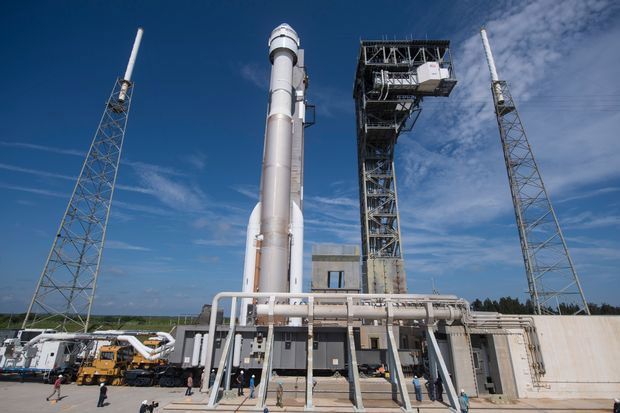 Tên lửa đẩy Atlas V mang theo tàu vũ trụ Starliner được lắp vào bệ phóng tại Trung tâm Vũ trụ Kennedy ở bang Florida, Mỹ ngày 31/5/2024. (Ảnh minh họa: AFP/TTXVN).