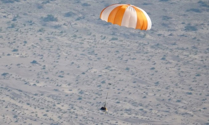 Ảnh Khoang chở mẫu vật mô phỏng trong thử nghiệm thả rơi trên sa mạc Utah. (Ảnh: NASA).