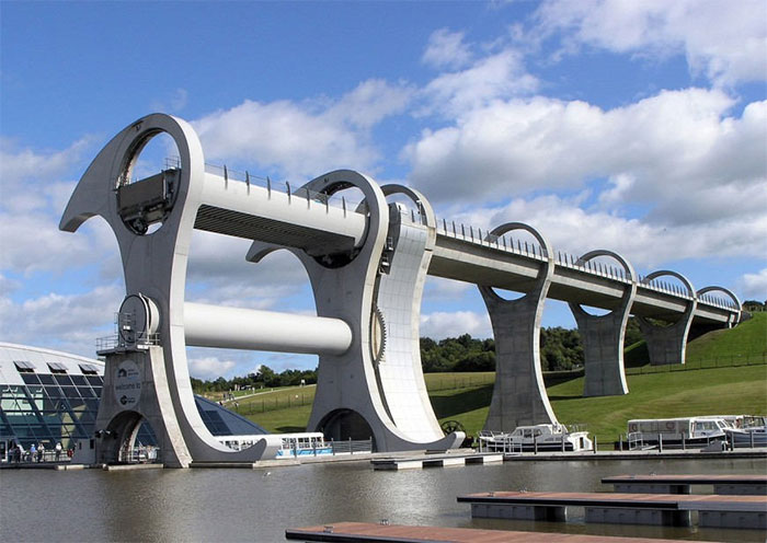 Ảnh “Thang máy” này là cây cầu xoay đầu tiên và duy nhất trên thế giới. Falkirk Wheel có vòng răng lớn, đường kính 35m, gồm 2 cánh tay đối xứng mở rộng 15 mét vượt ra ngoài trục trung tâm. Hình dạng hai đầu của cây cầu được lấy cảm hứng từ chiếc rìu Celtic.