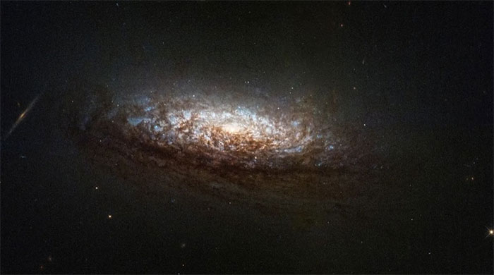 NGC 1546, hình ảnh mới đầu tiên của Kính viễn vọng Không gian Hubble kể từ khi chuyển sang 