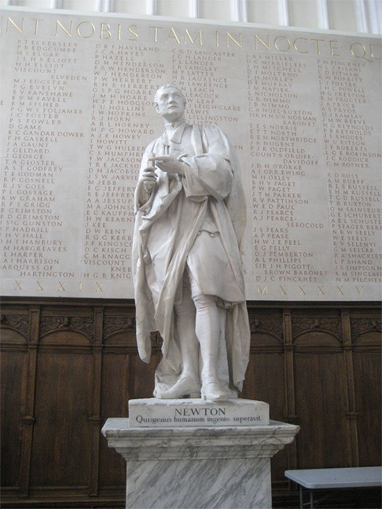 Bức tượng Ngài Isaac Newton đặt trong khuôn viên Đại học Cambridge. Đằng sau là đài tưởng niệm những thành viên trường đã hy sinh trong Thế chiến thứ Hai - (Ảnh: Wikimedia Commons).