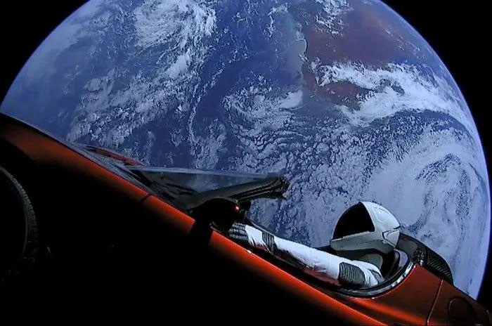 Ảnh Hình nộm Starman ngồi trên xe Tesla Roadster. (Ảnh: nbcbayarea.com).