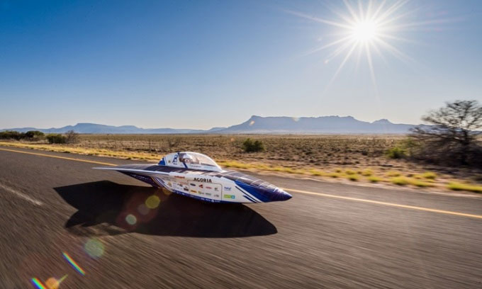 Xe điện Mặt trời tham gia giải đua World Solar Challenge. (Ảnh: Composite World).